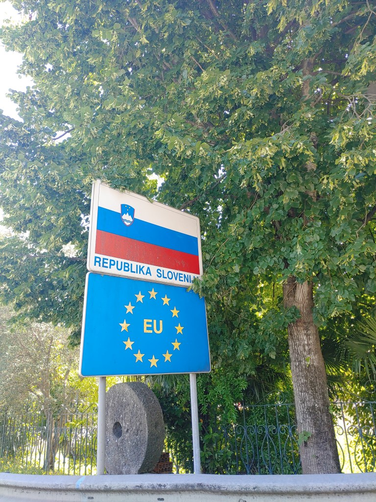 A photo of a traffic sign, signalling the entrance into Slovenia
